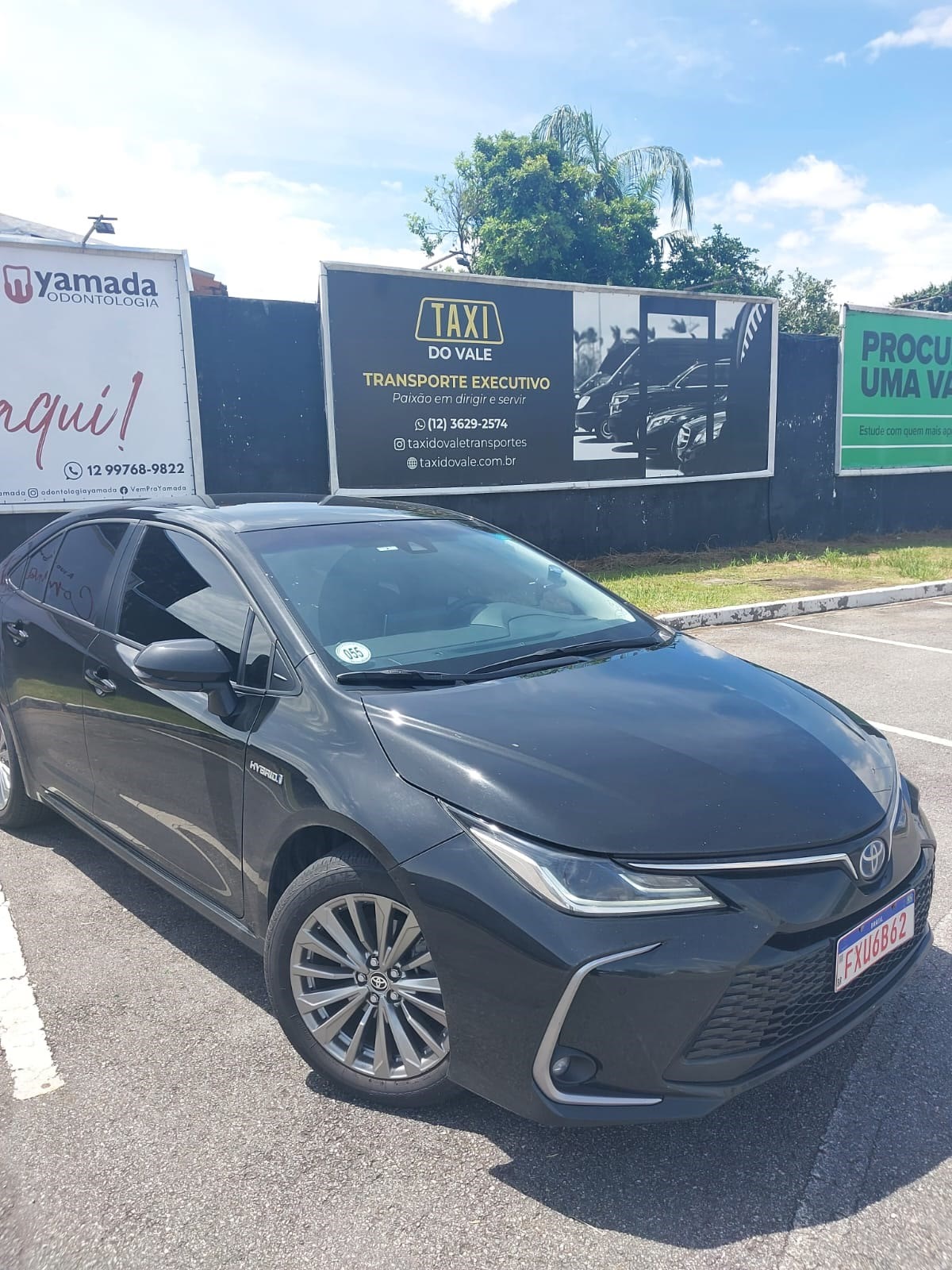 Sedã executivo preto Toyota Corolla do Táxi do Vale