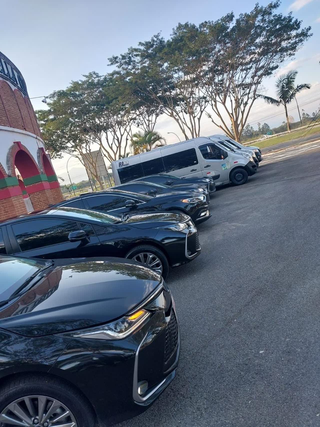 Frota de sedãs e vans do Táxi do Vale